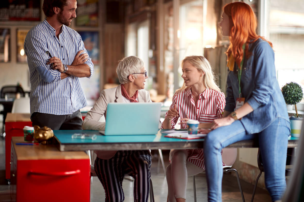 Réunion familiale au sein de l'entreprise, où les membres discutent des possibilités d'achat immobilier via une SCI, évaluant ensemble les stratégies d'investissement et les avantages fiscaux pour structurer le patrimoine familial