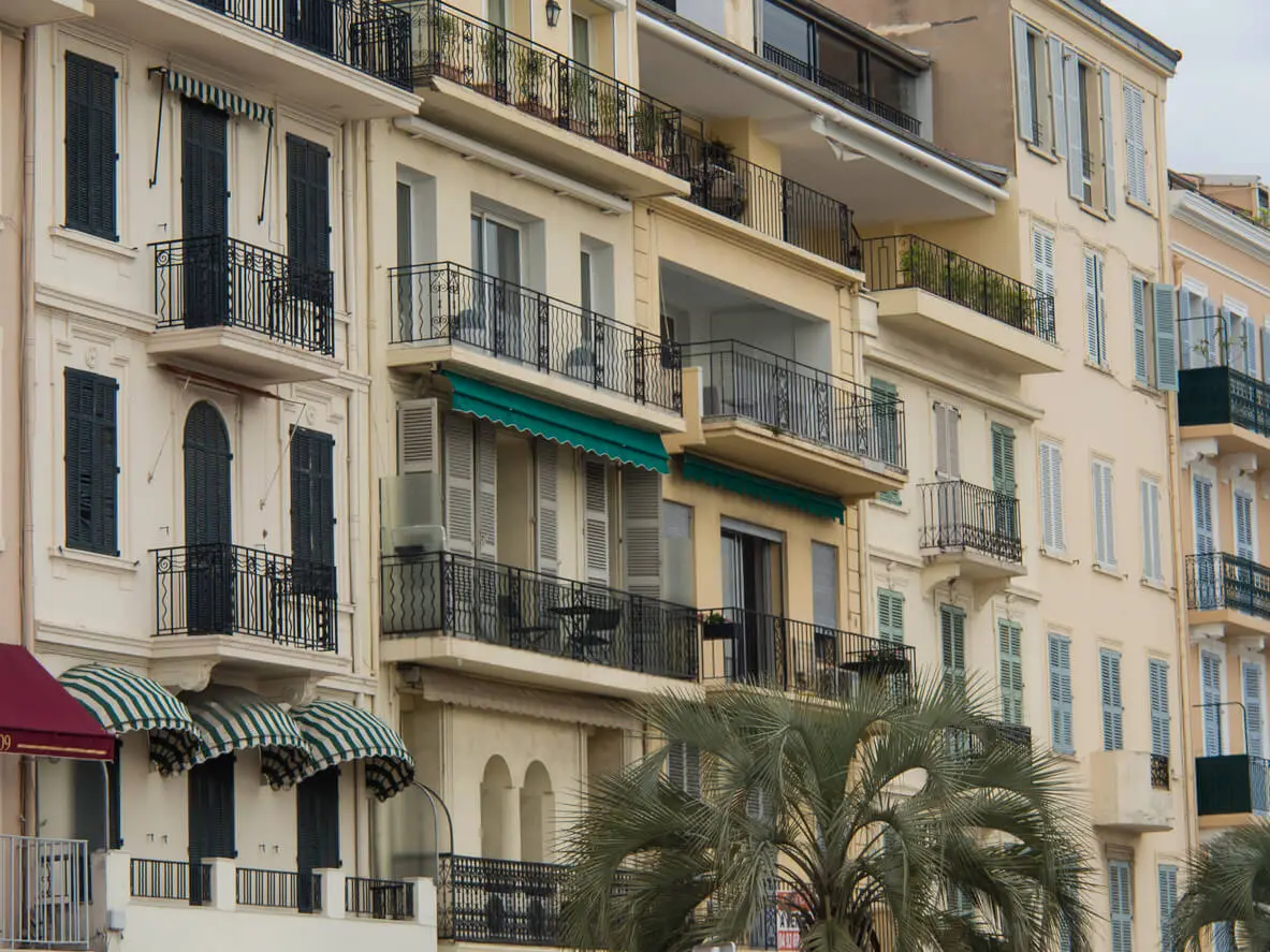 Immeuble proposant des appartements en location saisonnière.