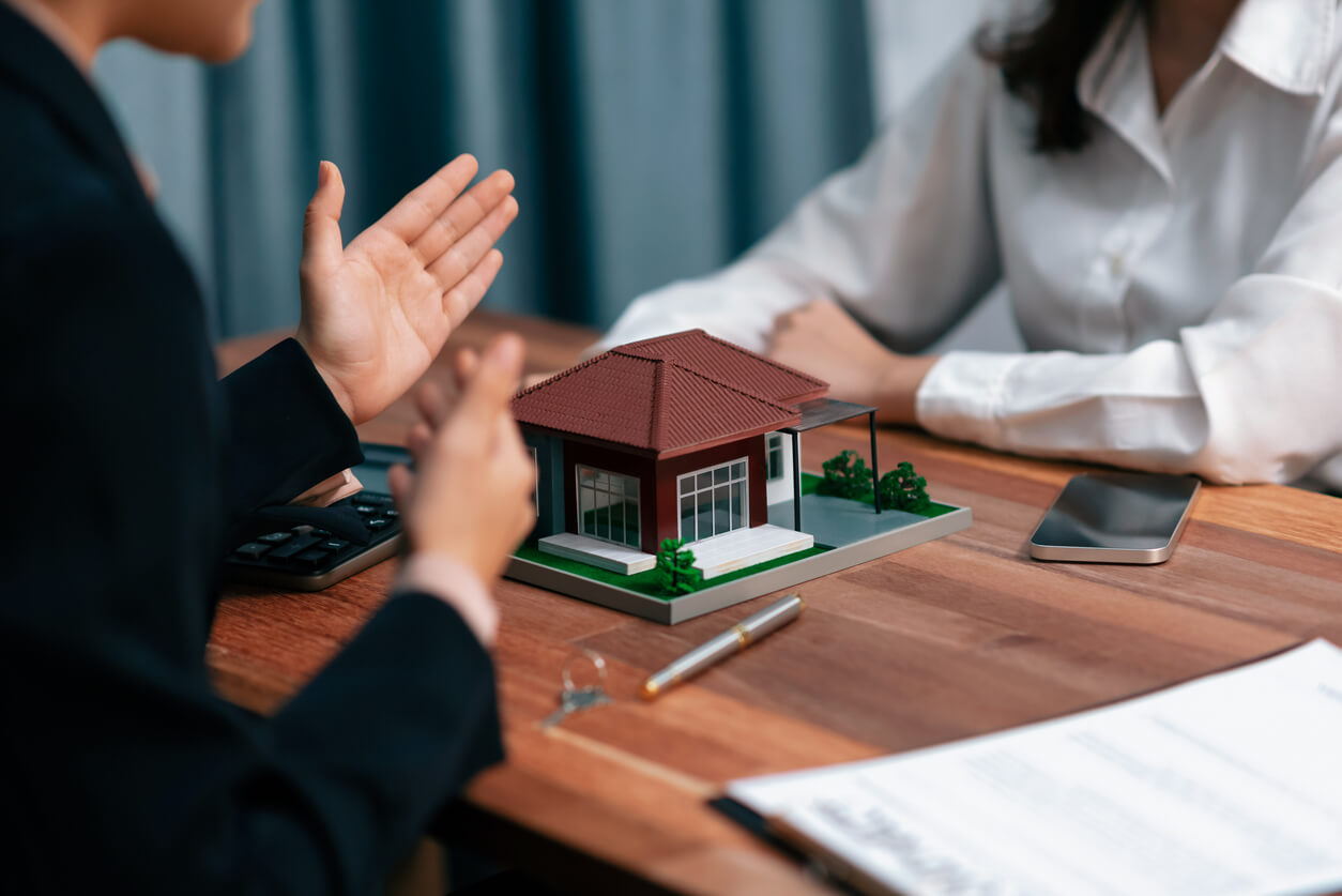 Deux personnes en pleine discussion sur les bases de l’investissement en SCPI via un contrat d’assurance vie pour diversifier et sécuriser leur épargne.