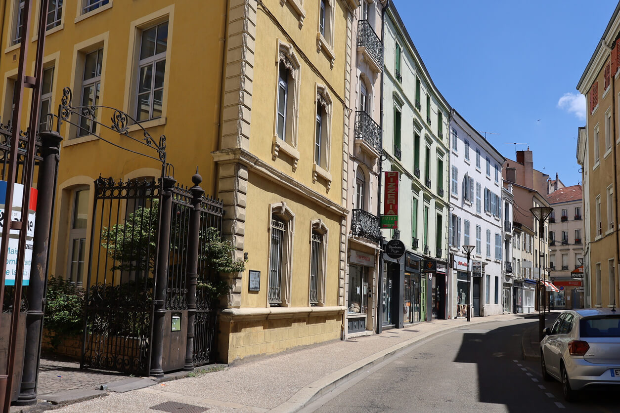 Appartement moderne à Roanne, idéal pour un investissement locatif à Roanne, offrant un bel espace lumineux avec vue sur la ville, parfait pour les investisseurs recherchant un bon rendement locatif dans la région.