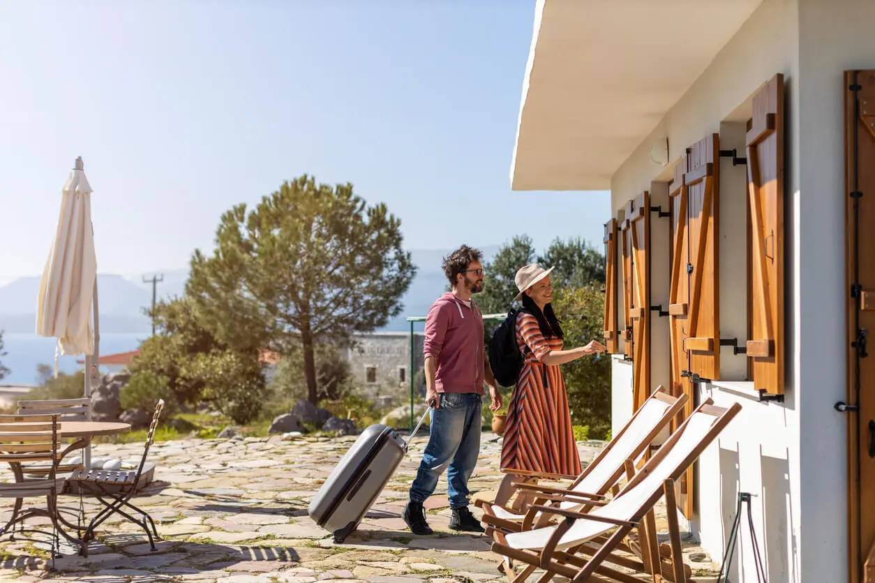 Investir dans la location saisonnièreen bord de mer permet de répondre aux attentes des locataires en quête d''un logement pour une courte durée.