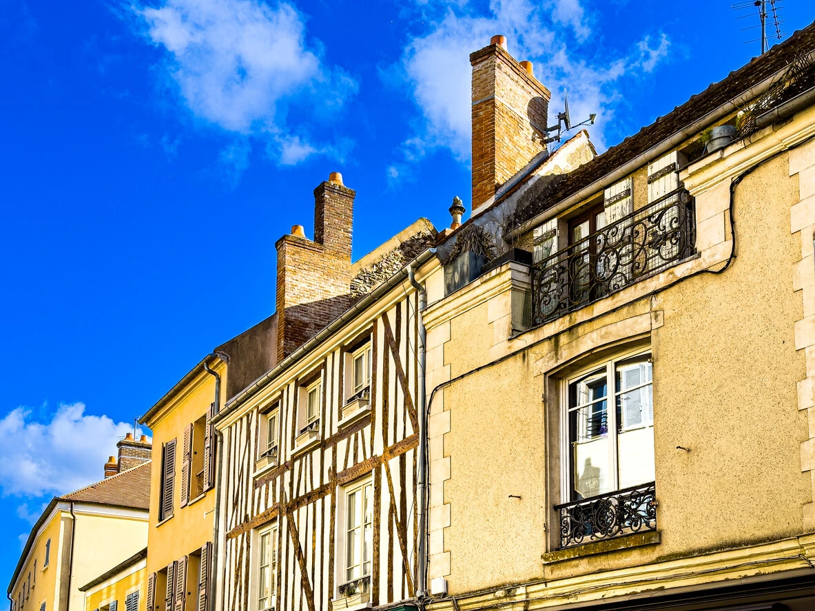 Vue de logements à Rambouillet, mettant en valeur des biens anciens.