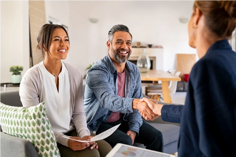 A couple shaking hands with a professional property manager in Saint-Etienne, a guarantee of peace of mind