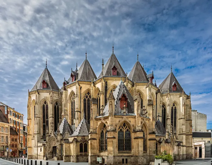 Gros plan sur vitraux colorés et arcs gothiques, reflet d’un patrimoine attractif pour investisseurs immobiliers.