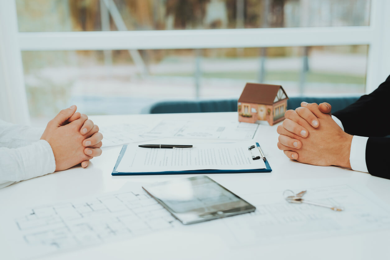 The illustration shows practical advice for managing the distribution of shares in a SCI during a divorce, with visual elements such as notes on the management of real estate, the sale or repurchase of shares, and equitable sharing options.