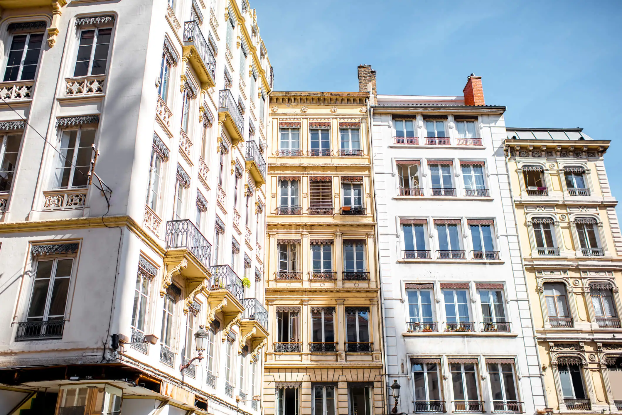 Image de plusieurs immeubles sous un ciel bleu, symbolisant la protection offerte par une assurance immobilier pour sécuriser les biens et les investissements des propriétaires.