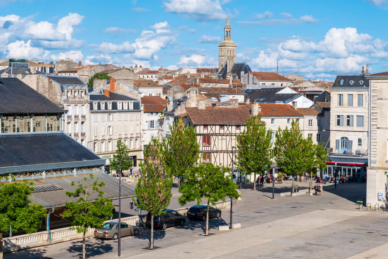 Vue du centre historique de Niort, mettant en valeur son architecture traditionnelle. Ce charme unique en fait un lieu idéal pour un investissement locatif à Niort