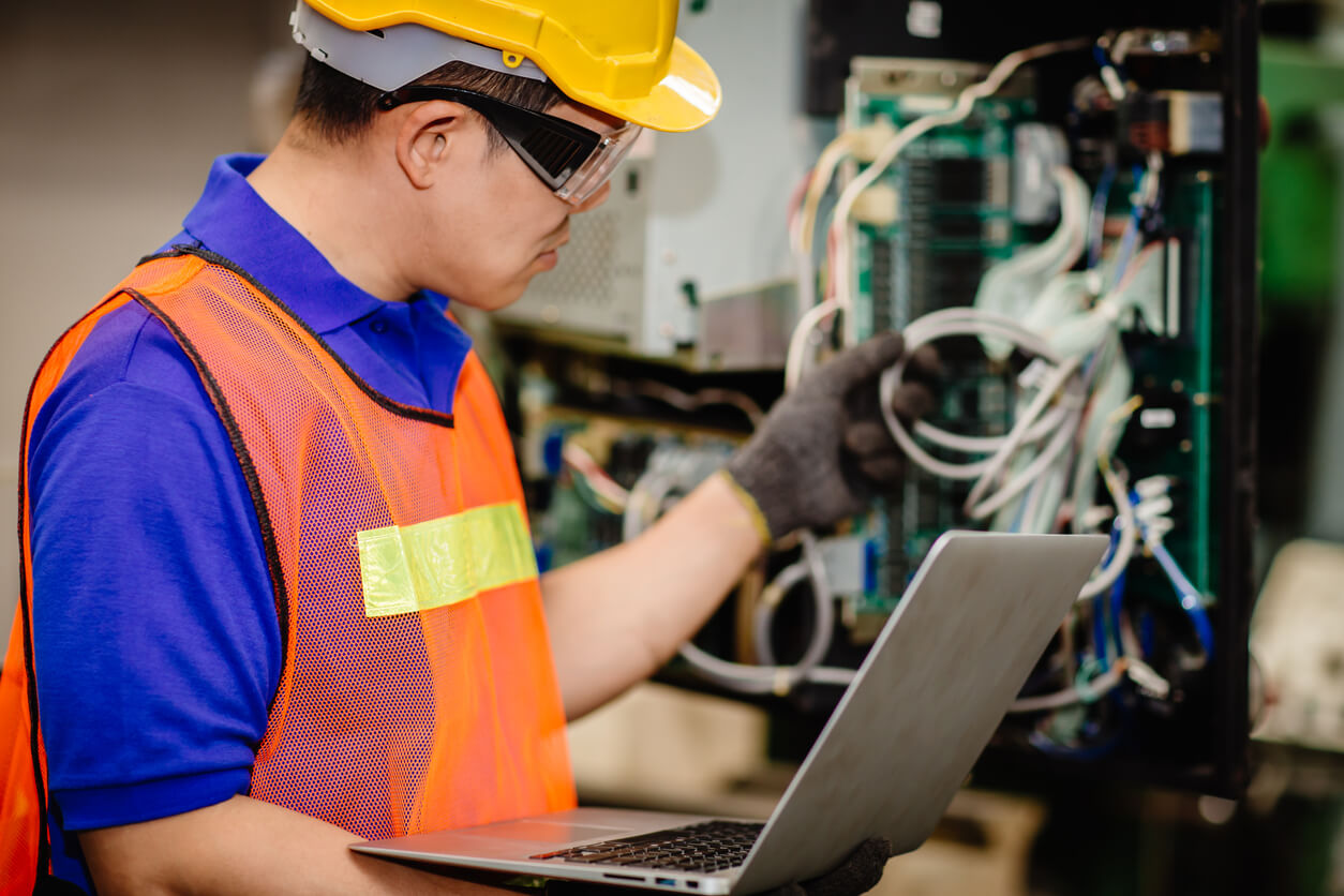 Le diagnostiqueur inspecte l'installation électrique et réalise les tests nécessaires durant l'électricité diagnostic.