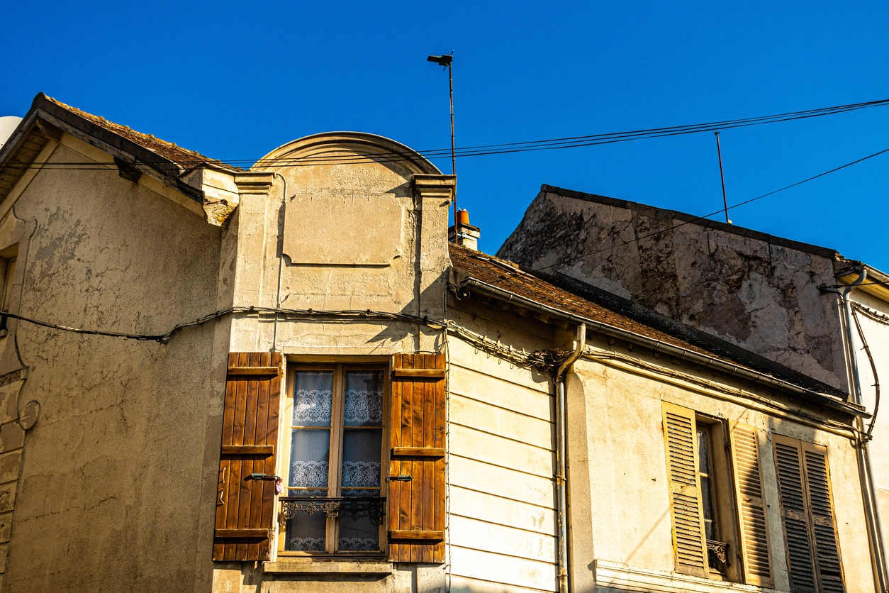 Façade d’un bien immobilier ancien nécessitant des travaux.