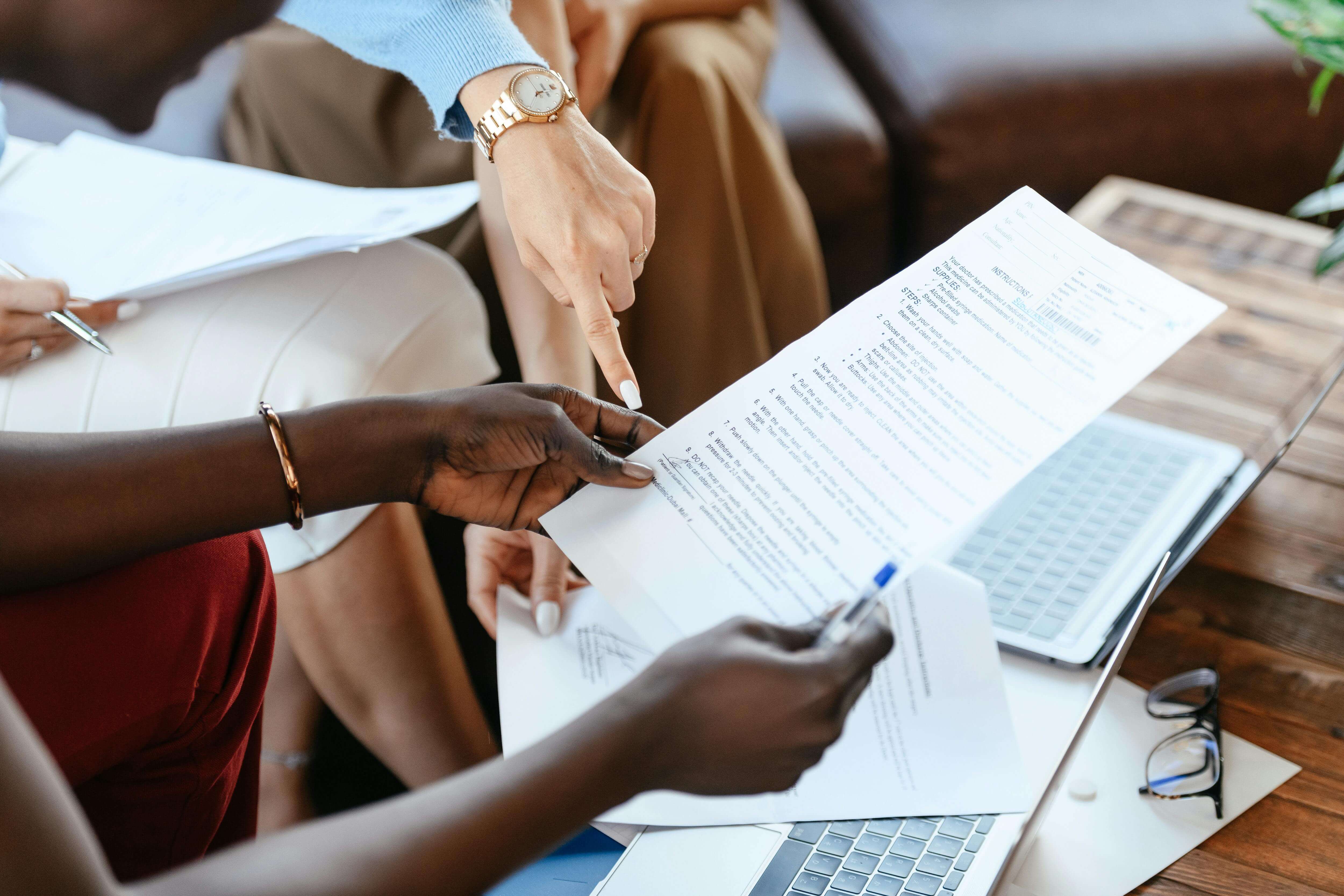 Plusieurs personnes en train de discuter sur l'estimation d'un loyer