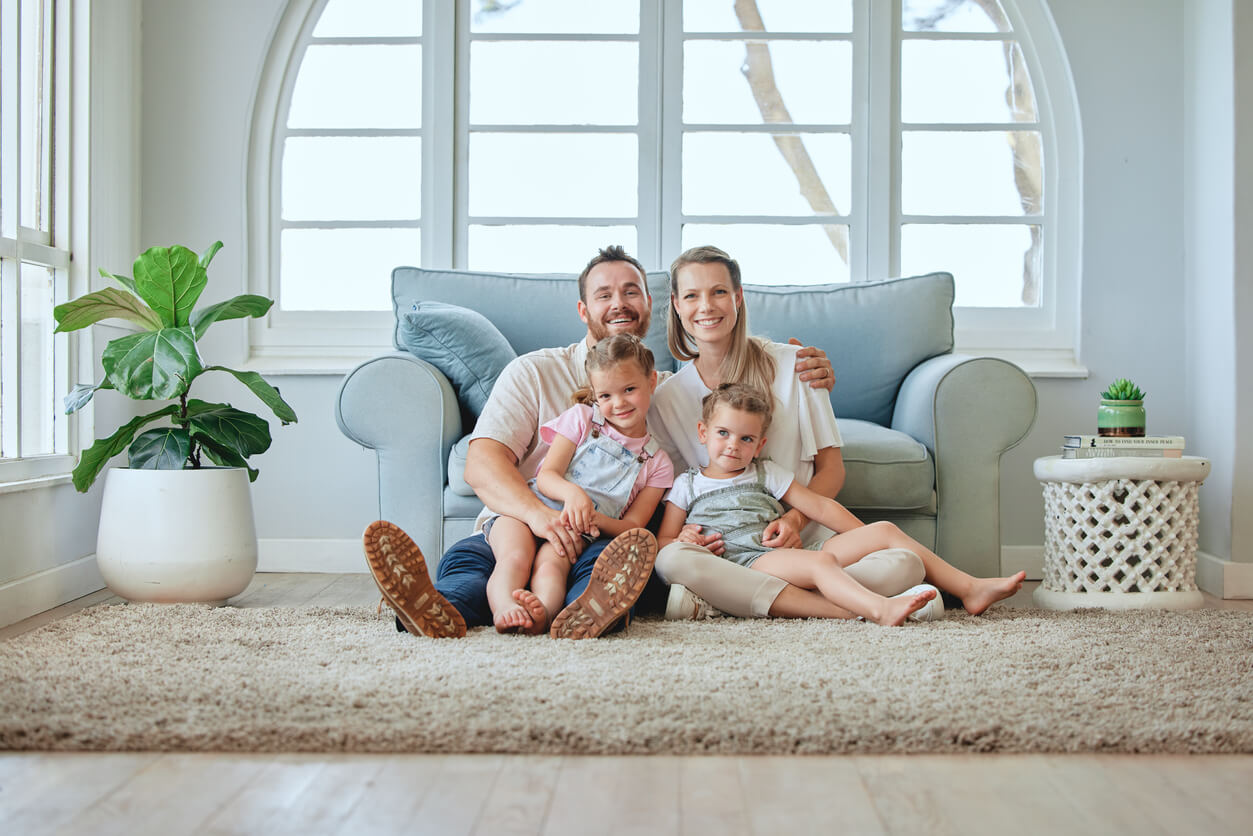 Image d’une famille dans leur maison, symbolisant les étapes clés pour créer une SCI familiale. La création d'une SCI permet de gérer collectivement un patrimoine immobilier en famille.