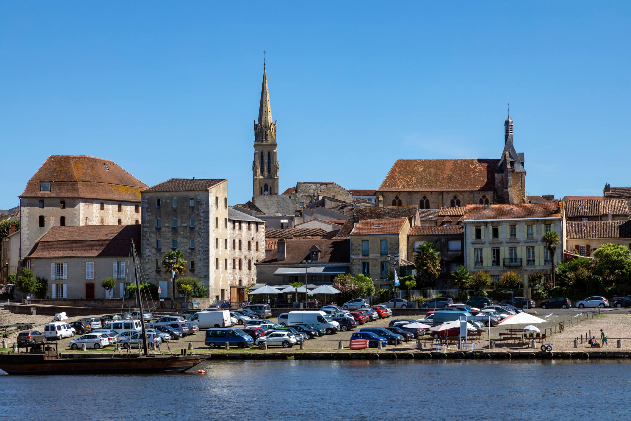 Centre ville de Bergerac traversée par la rivière de Dordogne. 