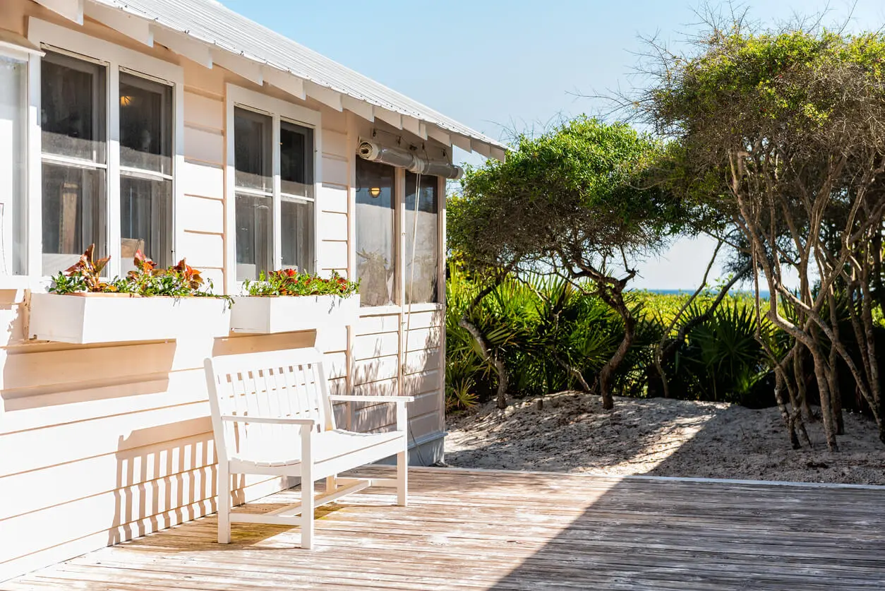 Vue d'une location saisonnière haut de gamme, idéale pour un investissement immobilier locatif à cashflow positif, combinant charme et rentabilité.