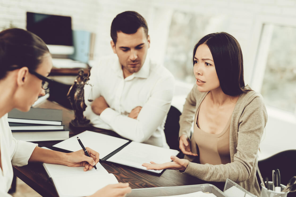 Couple discutant avec un expert pour comprendre les spécificités fiscales et juridiques de la SCI. Apprenez comment choisir le bon régime fiscal et gérer les responsabilités légales lors de la création d'une SCI en couple.