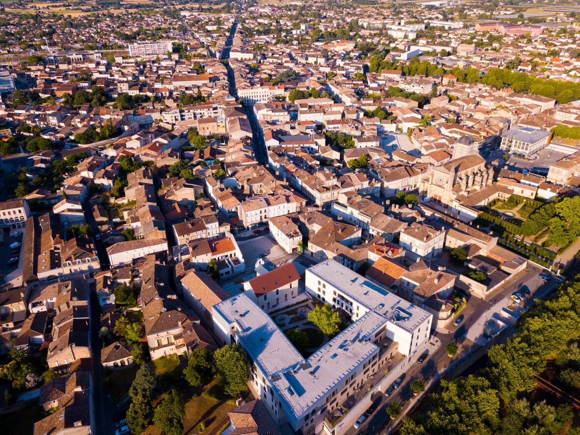 Vue aérienne de Marmande, révélant son charme architectural et son potentiel immobilier, parfait pour un investissement locatif Marmande