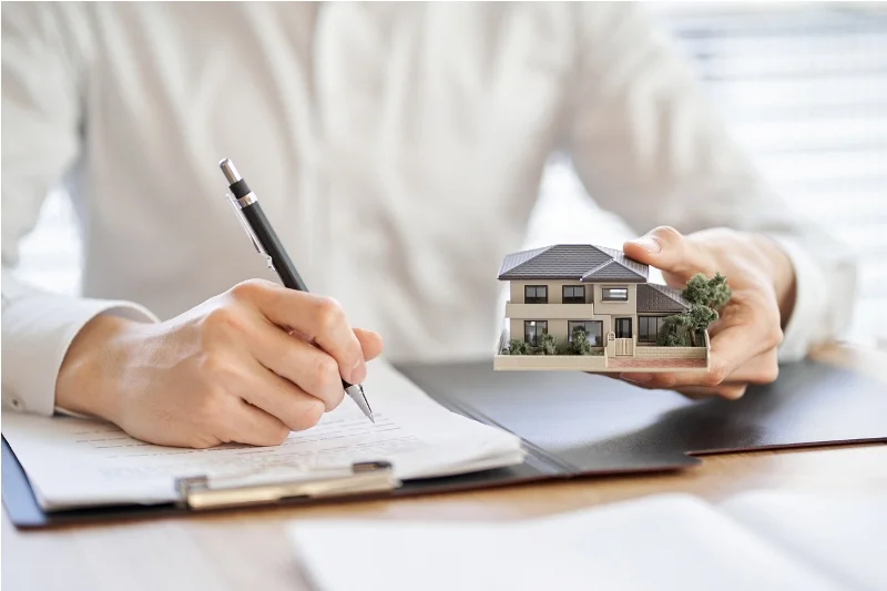 A professional drafting a rental contract, one of the services offered as part of rental management in Saint-Etienne