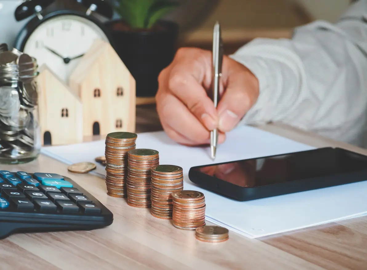 Le mécanisme reste simple : une part pour la taxation sur la part fiscale, une part pour les contributions, puis une surtaxe quand la somme devient élevée.