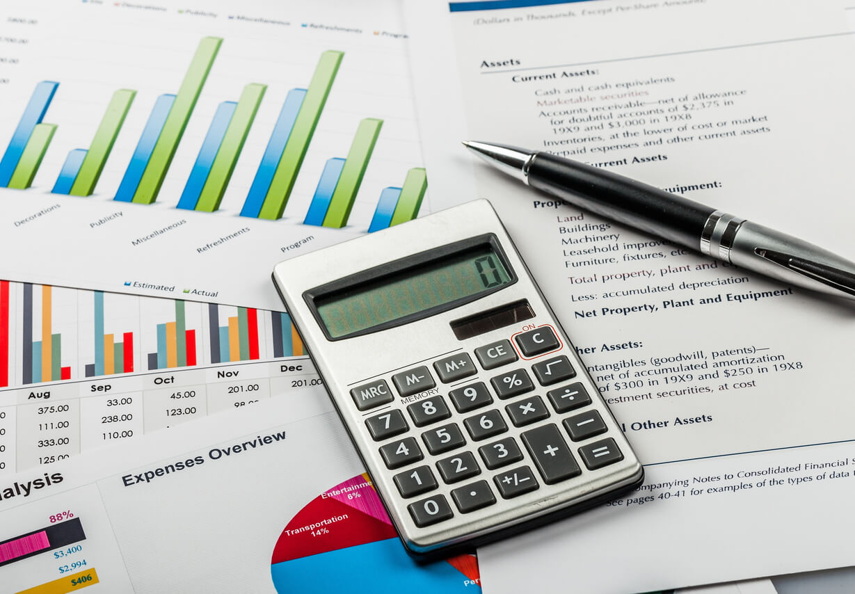 Calcul du capital SCI : illustration représentant des documents administratifs et une calculatrice, symbolisant les démarches pour déterminer les montants et formaliser la constitution du capital social.