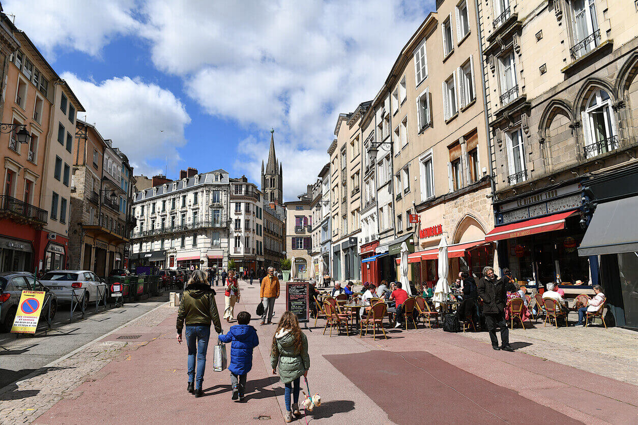 Le marché de Limoges, un lieu vibrant et typique, idéal pour un investissement locatif Limoges, offrant une belle opportunité dans un quartier animé et touristique