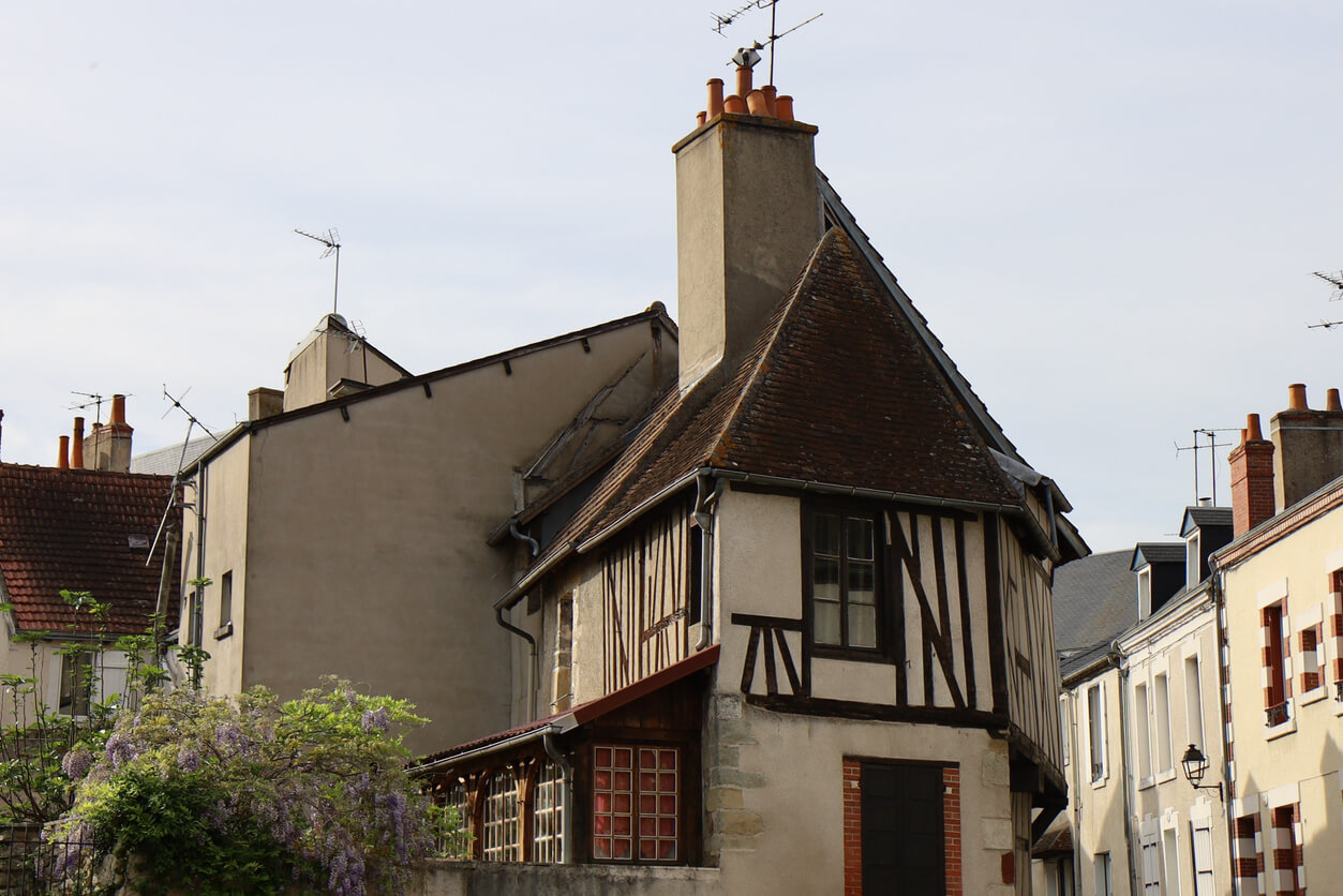 Une maison typique à colombages dans un quartier historique de Vierzon, offrant un charme idéal pour un investissement locatif Vierzon dans l'immobilier ancien