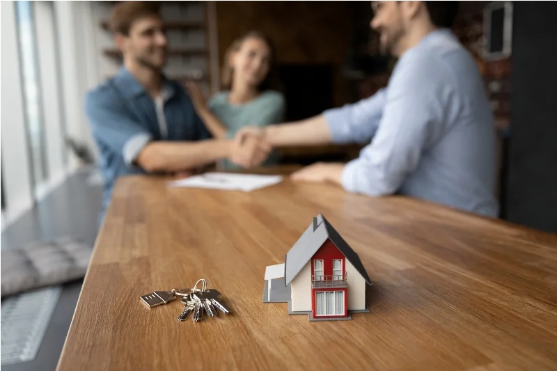 Deux personnes se mettant d'accord pour louer l'appartement après la réalisation d'un état des lieux