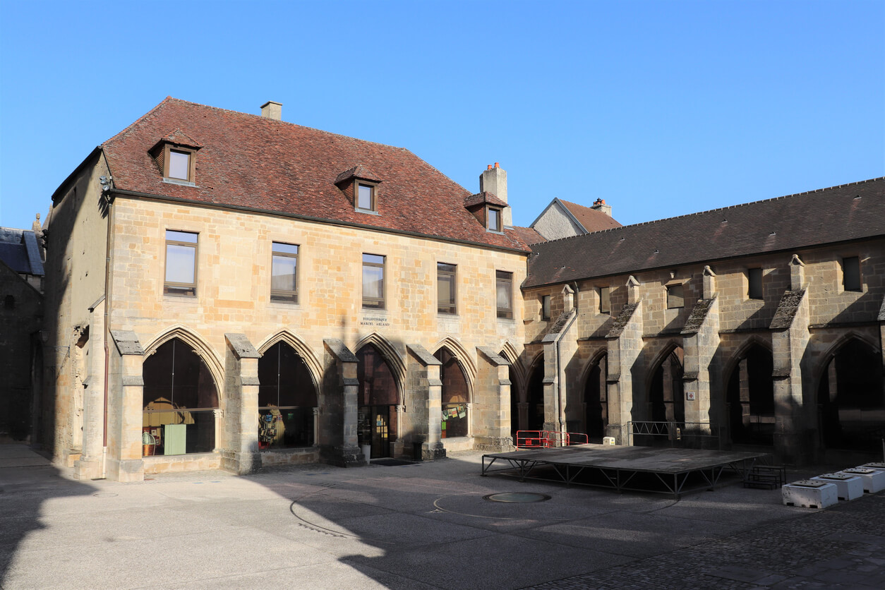 Le cloître de la cathédrale de Langres, un joyau architectural historique, constitue un attrait unique pour ceux envisageant un investissement locatif Langres