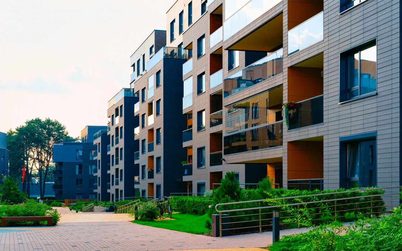 En lien avec le taux PEL, cette image symbolise l'épargne dédiée à des projets immobiliers, comme l'achat d'un bien grâce à un Plan Épargne Logement, offrant un taux fixe de 1,75 % en 2025