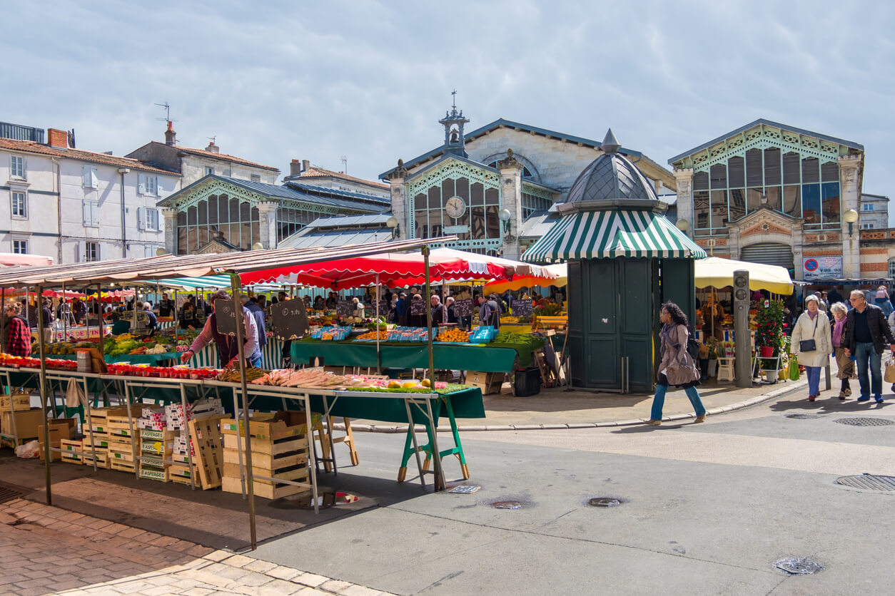 Ambiance colorée au marché central de La Rochelle, lieu prisé des habitants et visiteurs, idéal pour un investissement locatif La Rochelle attractif