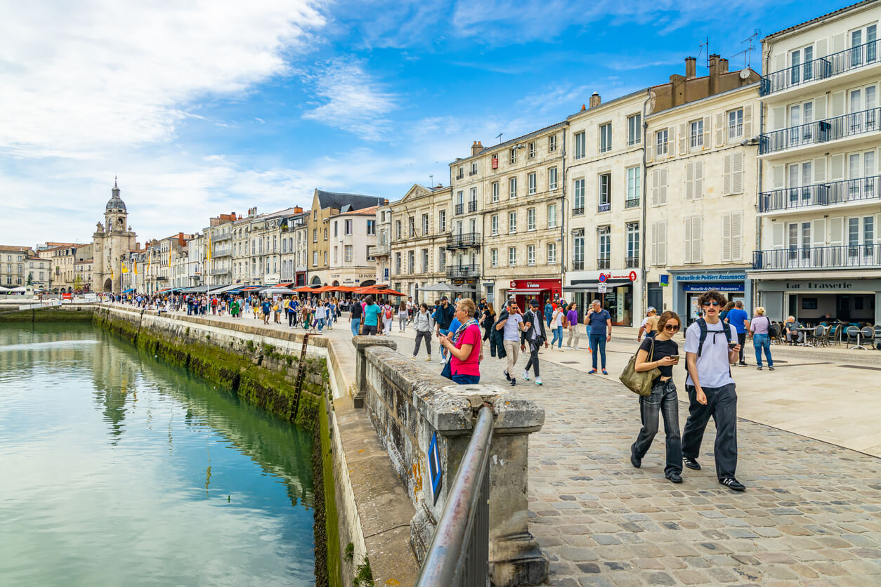 Promenade animée au cœur de La Rochelle, entre architecture historique et port, une destination idéale pour un investissement locatif La Rochelle prospère