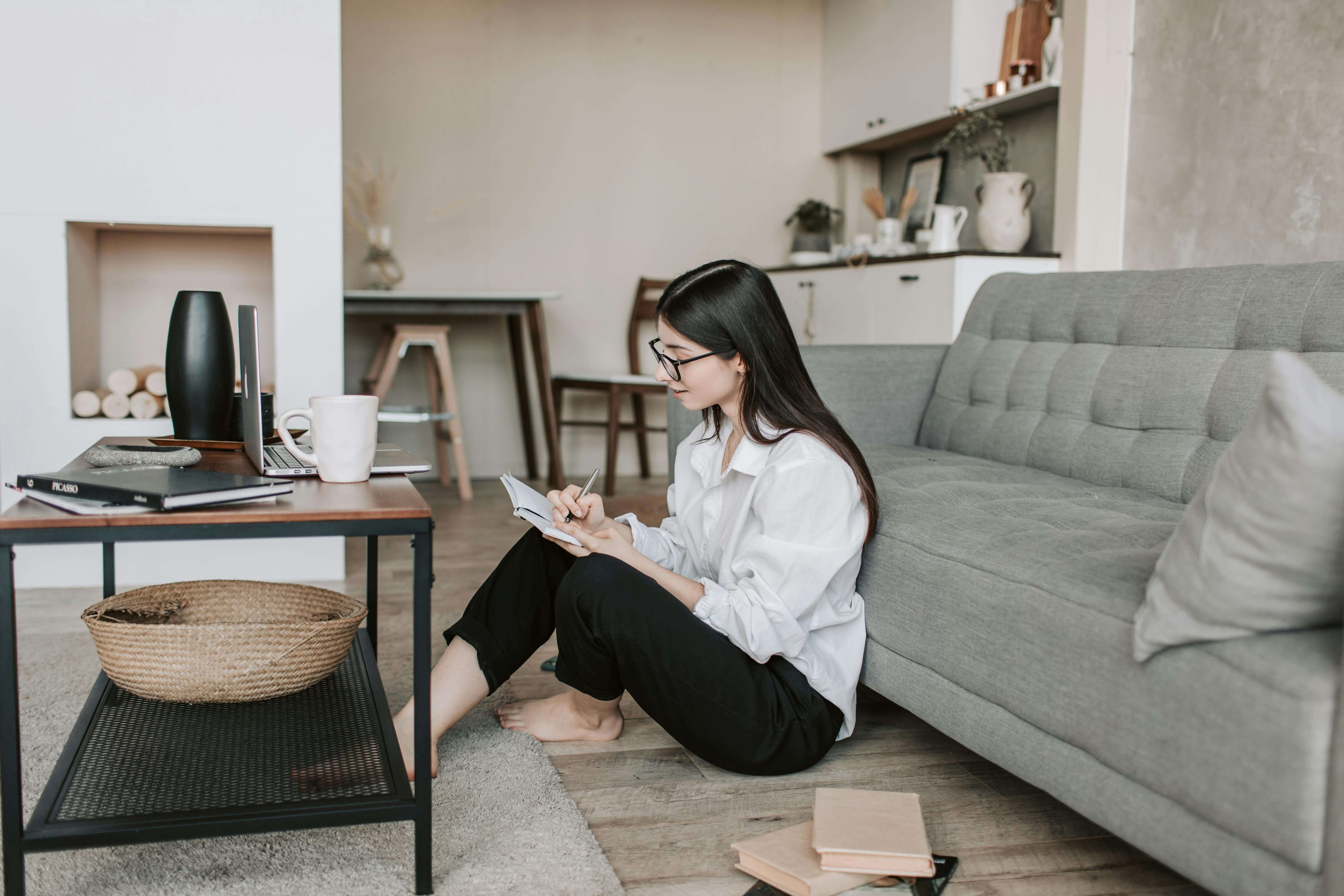 Étudiante dans un appartement moderne, idéal pour un investissement locatif Mulhouse. Espace fonctionnel et lumineux, parfait pour les jeunes locataires