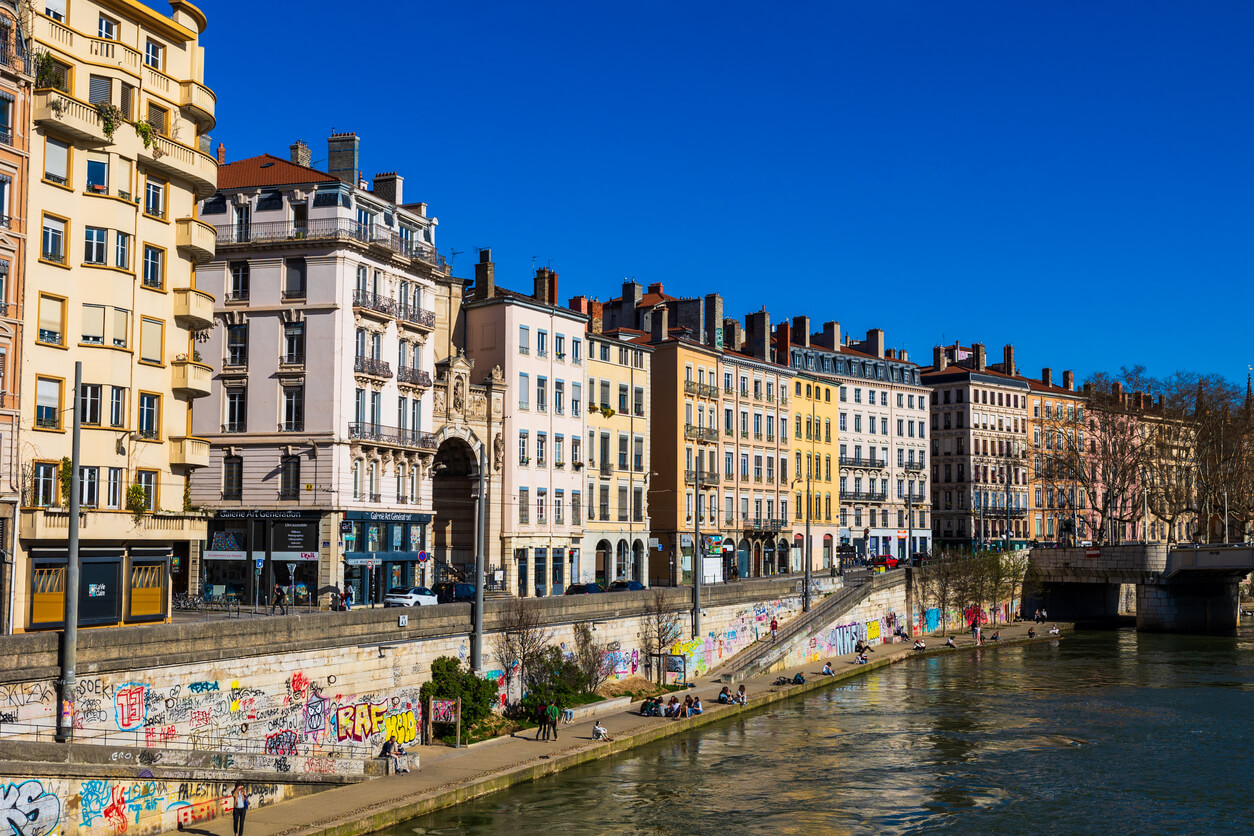 Vue sur des immeubles anciens éligibles à la rénovation dans le cadre du dispositif Pinel, offrant des opportunités de défiscalisation avantageuses.