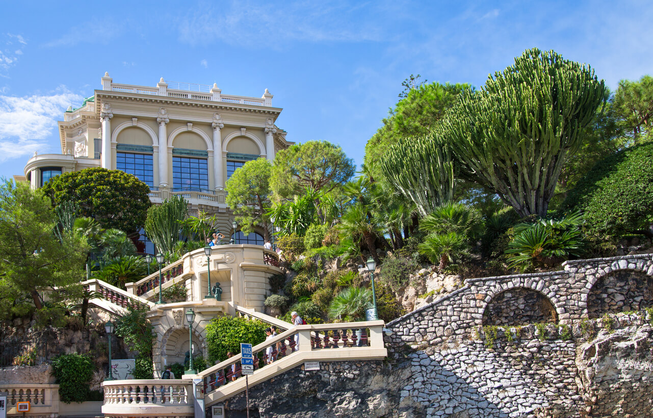 Vue de la façade du Buddha Bar, un bar de luxe situé à l'arrière du Grand Casino de Monte-Carlo, Monaco