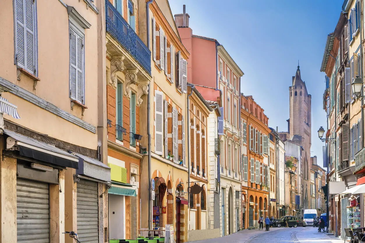 Rue animée d’un quartier prisé à Toulouse, offrant un cadre de vie attractif pour investir dans une petite surface à Toulouse et bénéficier d’une forte demande locative.