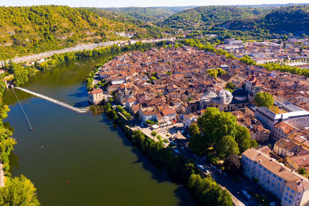 Vue aérienne du centre historique de Cahors, bordé par la rivière Lot, idéal pour un investissement locatif Cahors avec un cadre charmant et authentique