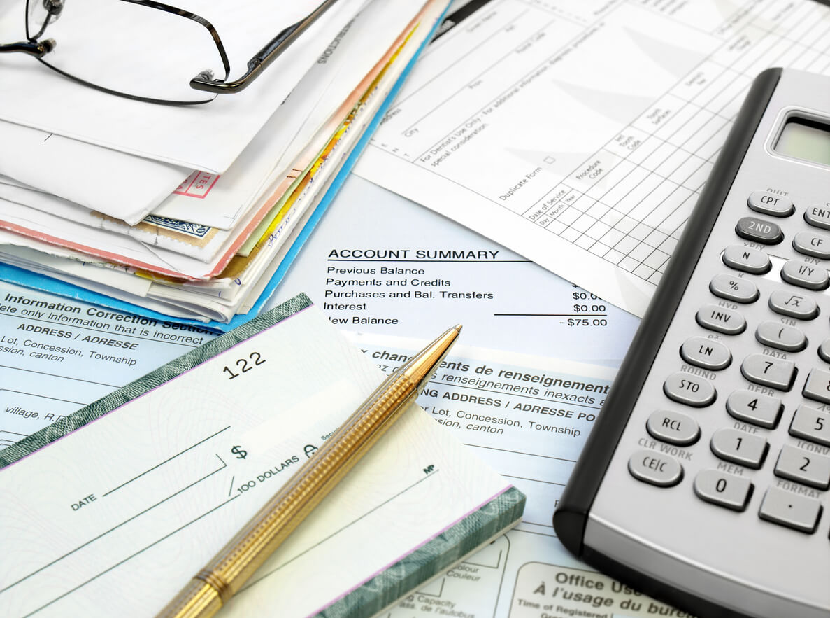 image de machine à calculer et de différents formulaires pour le cfe lmnp