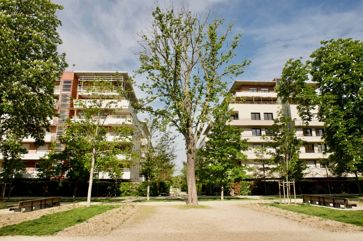 Vue de deux immeuble d’appartements, illustrant l’importance de bien calculer un investissement locatif avant d’acheter. Rentabilité, charges et fiscalité sont des facteurs clés à analyser pour un placement réussi.