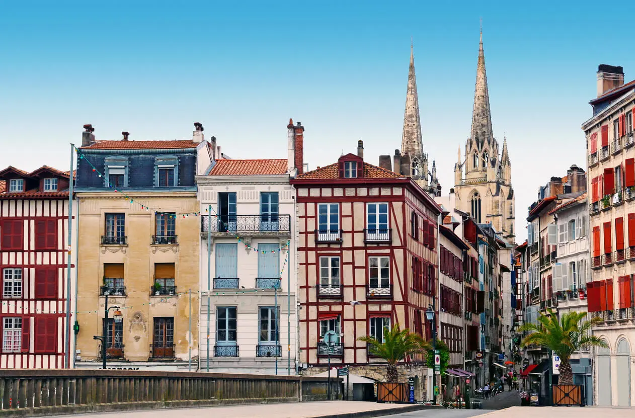 Immeubles anciens à Bayonne avec leurs façades typiques et volets colorés, reflétant le charme du centre historique. Ces biens, souvent prisés pour la location, bénéficient de l’accompagnement d’Agence immobilière gestion locative Bayonne.