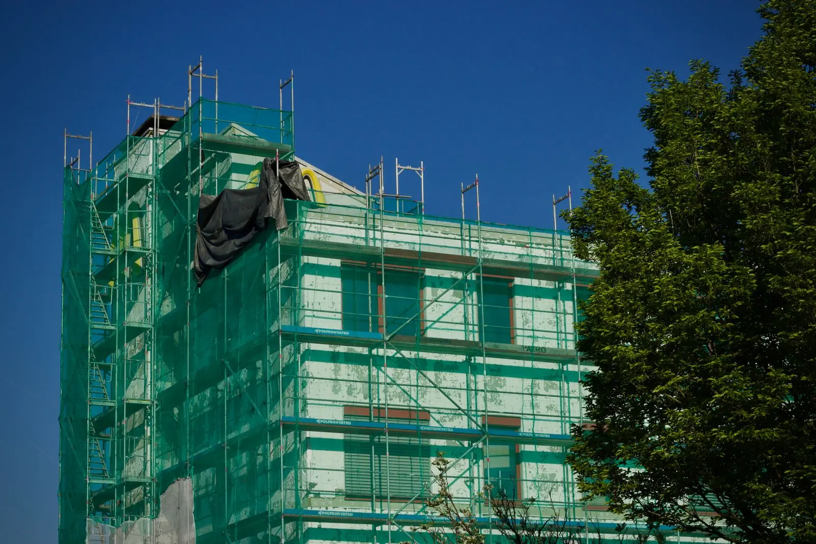 Immeuble d'habitation sous échafaudage en cours de ravalement, enjeu de la rénovation énergétique et du DPE locatif