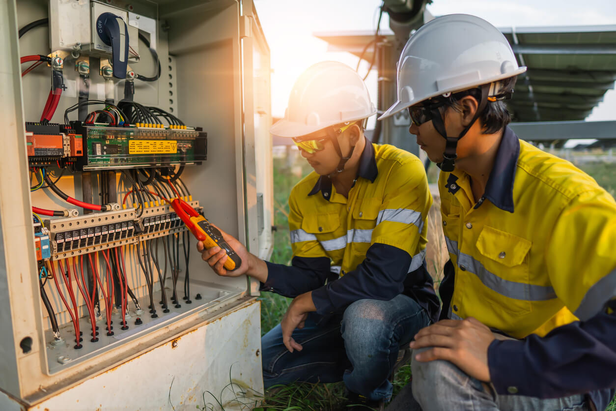 Le diagnostiqueur est en train de tester l'installation dans le cadre de l'électricité diagnostic.