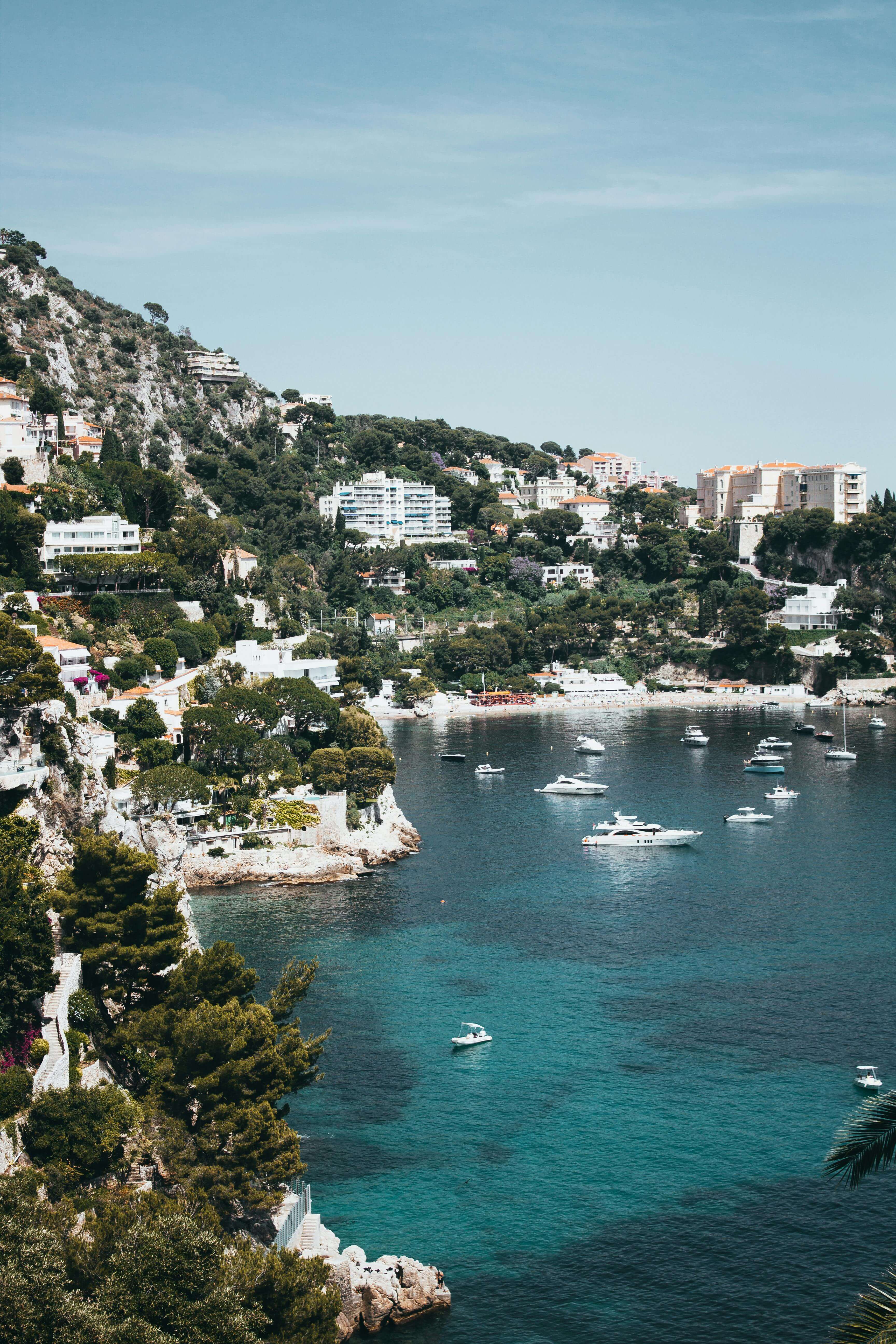 Rencontre entre la mer et la ville de Cap-d'Ail