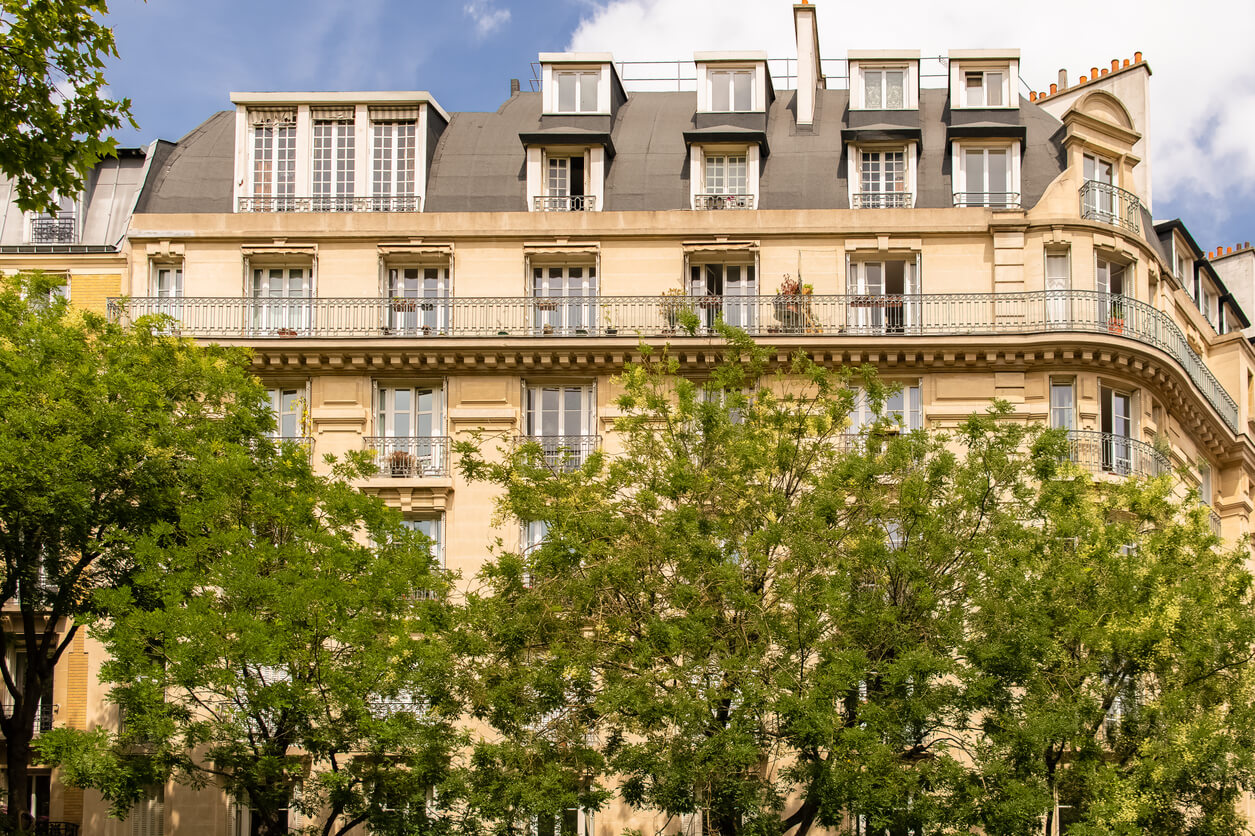 façade d'un bien immobilier à Paris, la plus grande ville touristique du monde pour le sujet lmnp avantages et inconvénientd