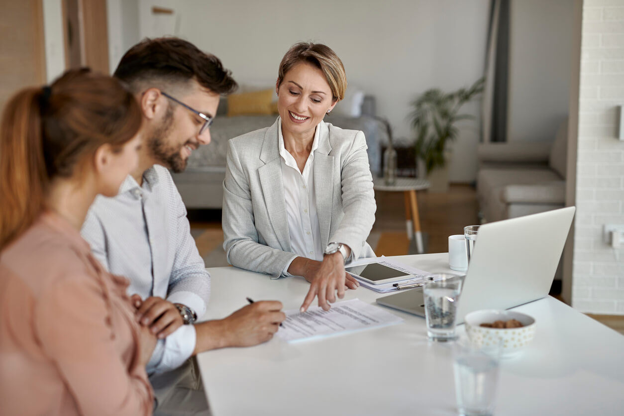 Image de trois personnes discutant de l'investissement intelligent en SCI et de l'importance de se faire accompagner par des professionnels pour optimiser la gestion et la fiscalité.