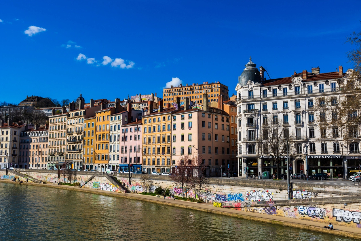 Vue panoramique du Quai Saint-Vincent à Lyon, mettant en lumière l'immobilier rentable et les opportunités d'investissement dans ce quartier prisé de la ville.