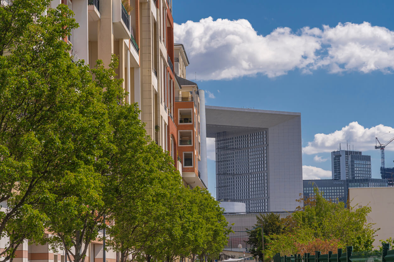 Vue extérieure d'un appartement moderne à Nanterre, idéal pour un investissement locatif dans une ville dynamique, offrant un fort potentiel de rendement.