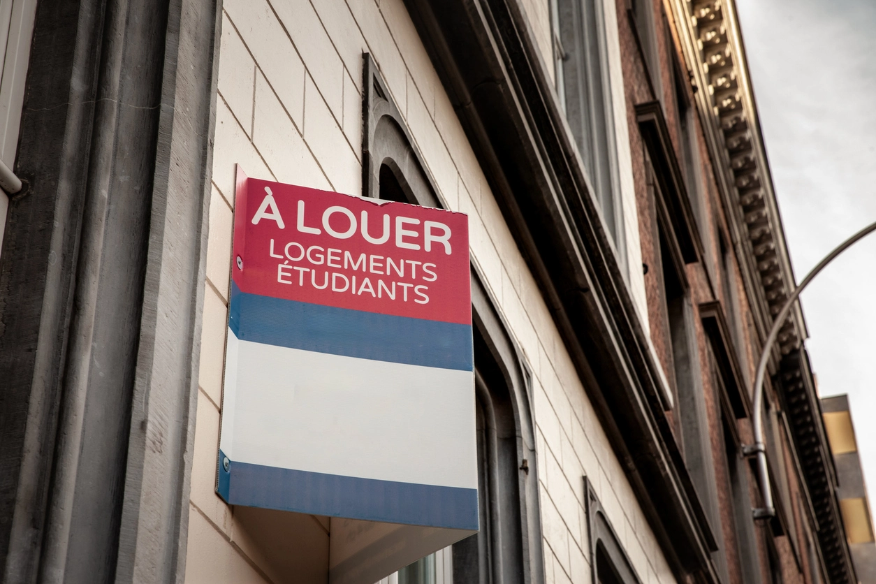 Un panneau attrayant indiquant un logement étudiant à louer, mettant en valeur l'opportunité d'un investissement immobilier rentable.