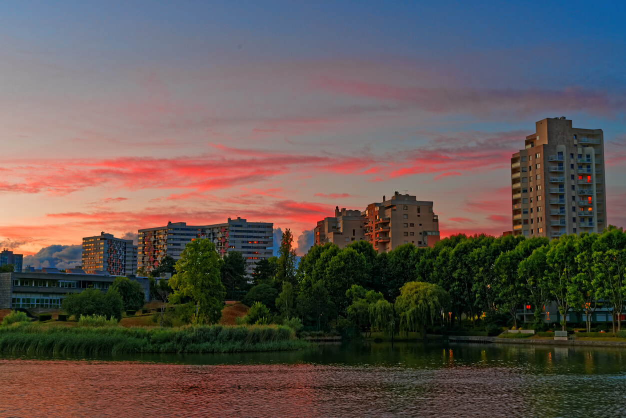 Immeuble à Créteil au coucher du soleil, créant un spectacle de couleurs époustouflant