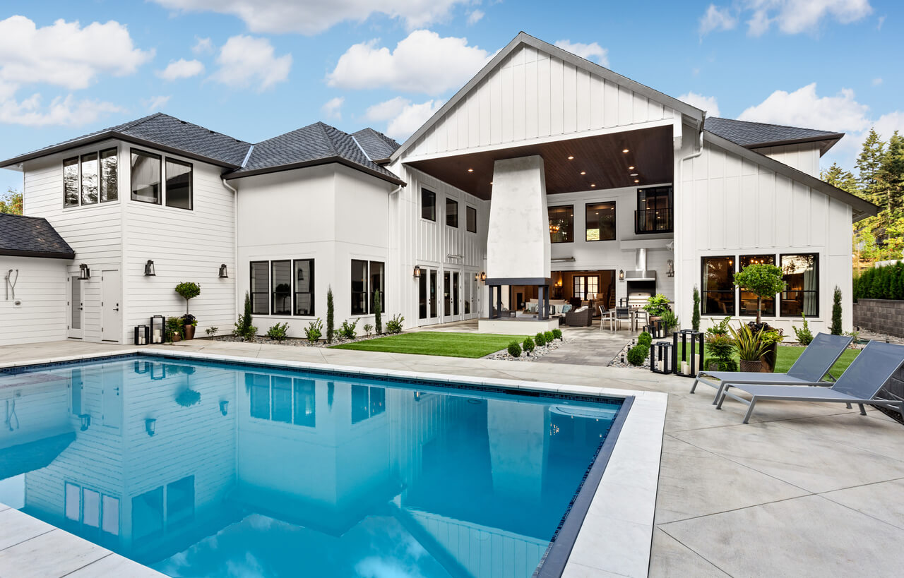 Image d'une mangnifique maison avec une belle piscine pour illustrer l'expression LMNP réel.