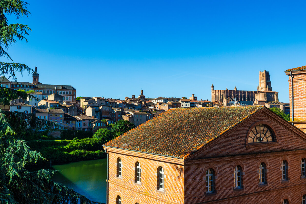 Vue pittoresque d'Albi avec la cathédrale Sainte-Cécile et des bâtiments en briques rouges, un cadre idéal pour un investissement locatif Albi dans un lieu chargé d'histoire