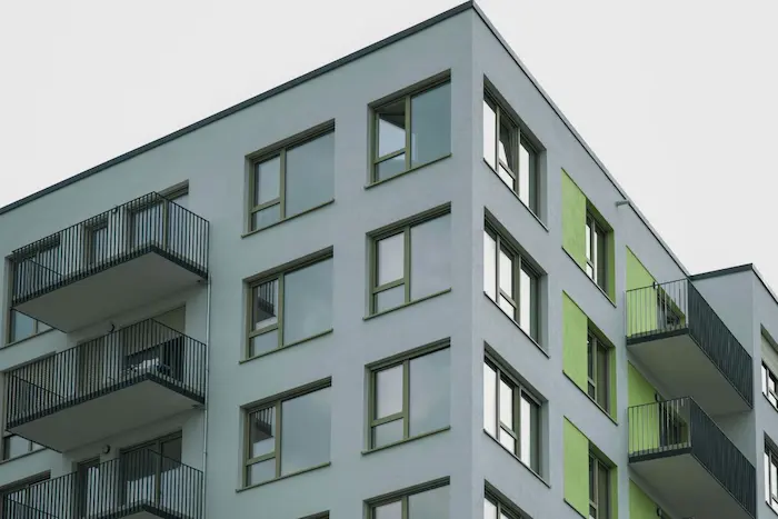 Façade moderne d’immeuble neuf avec balcons, image illustrant l’achat d’un appartement neuf 