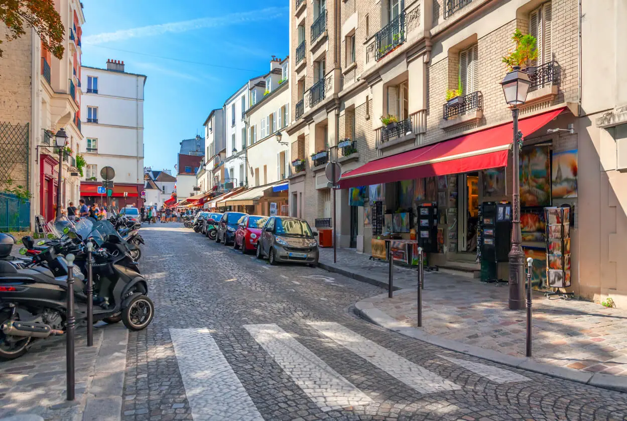 Vue pittoresque des rues bordées de bâtiments en pierre du quartier de Saint-Seurin à Bordeaux, idéal pour un investissement locatif à Saint-Seurin grâce à son charme résidentiel et sa proximité avec le centre-ville.